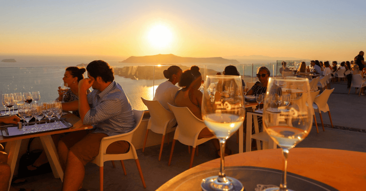 Vinsmaking i Solnedgang Santos Santorini.