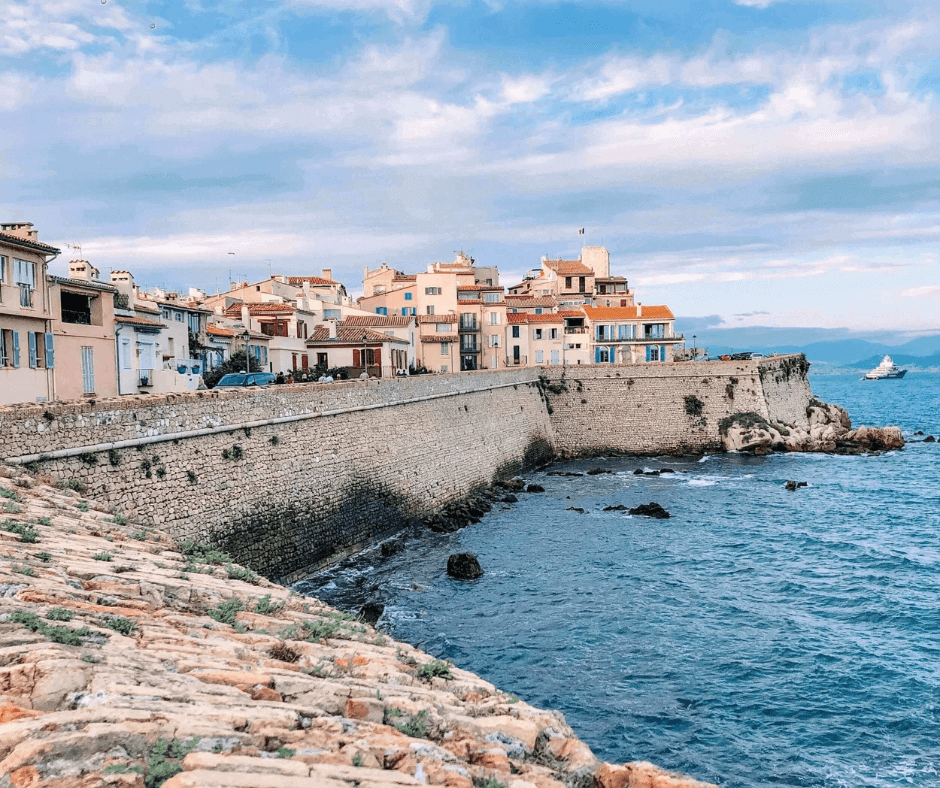 Frankrike Antibes gamlebyen world with a suitcase