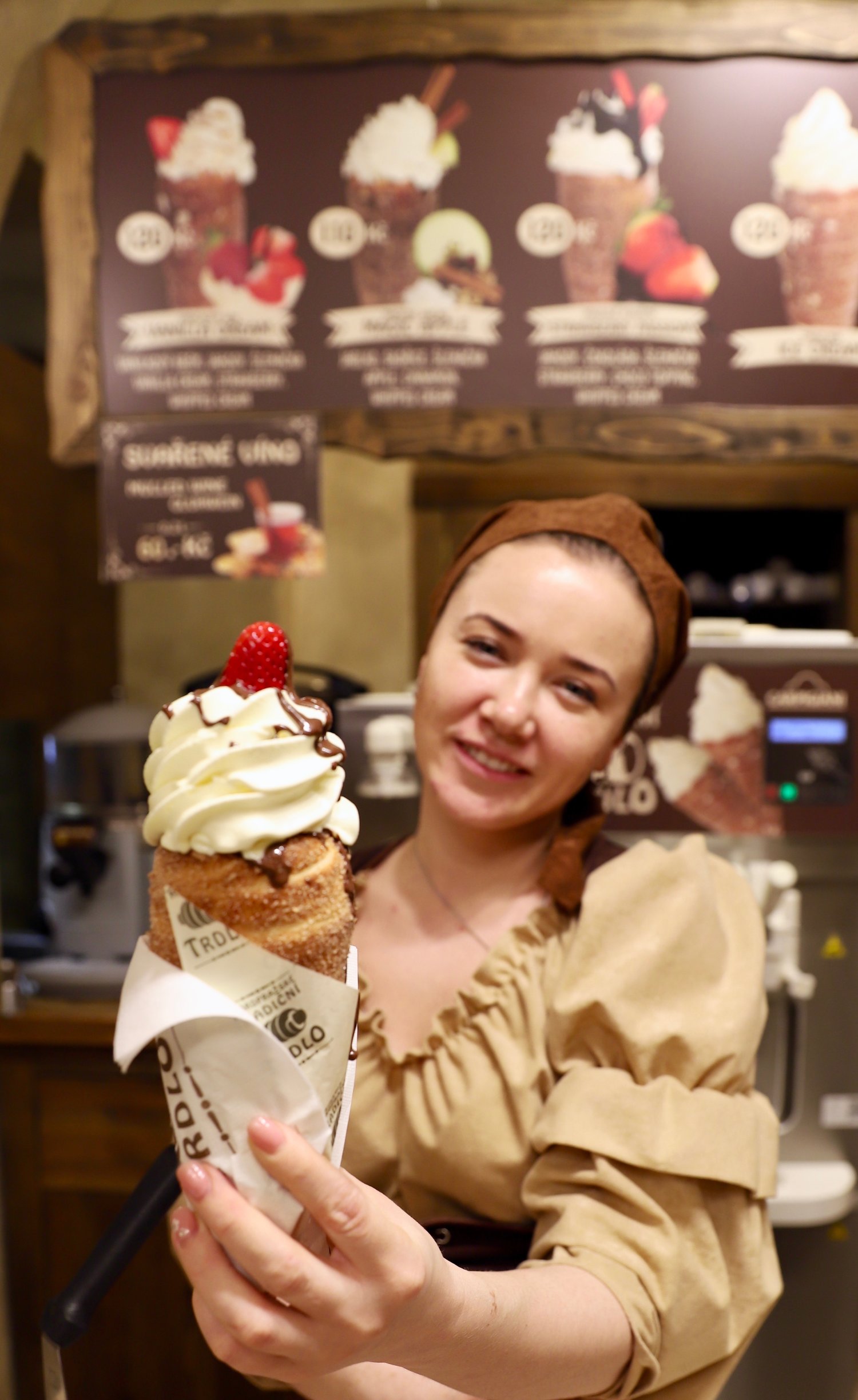 Trdelnik servert med is, sjokolade og bær.