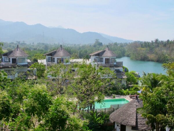 Oversiktsbilde elv, basseng og bungalower på Aana Resort Koh Chang.