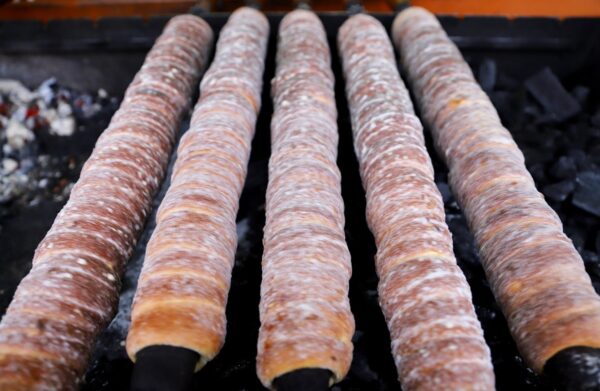 Trdelnik på grill i Praha.