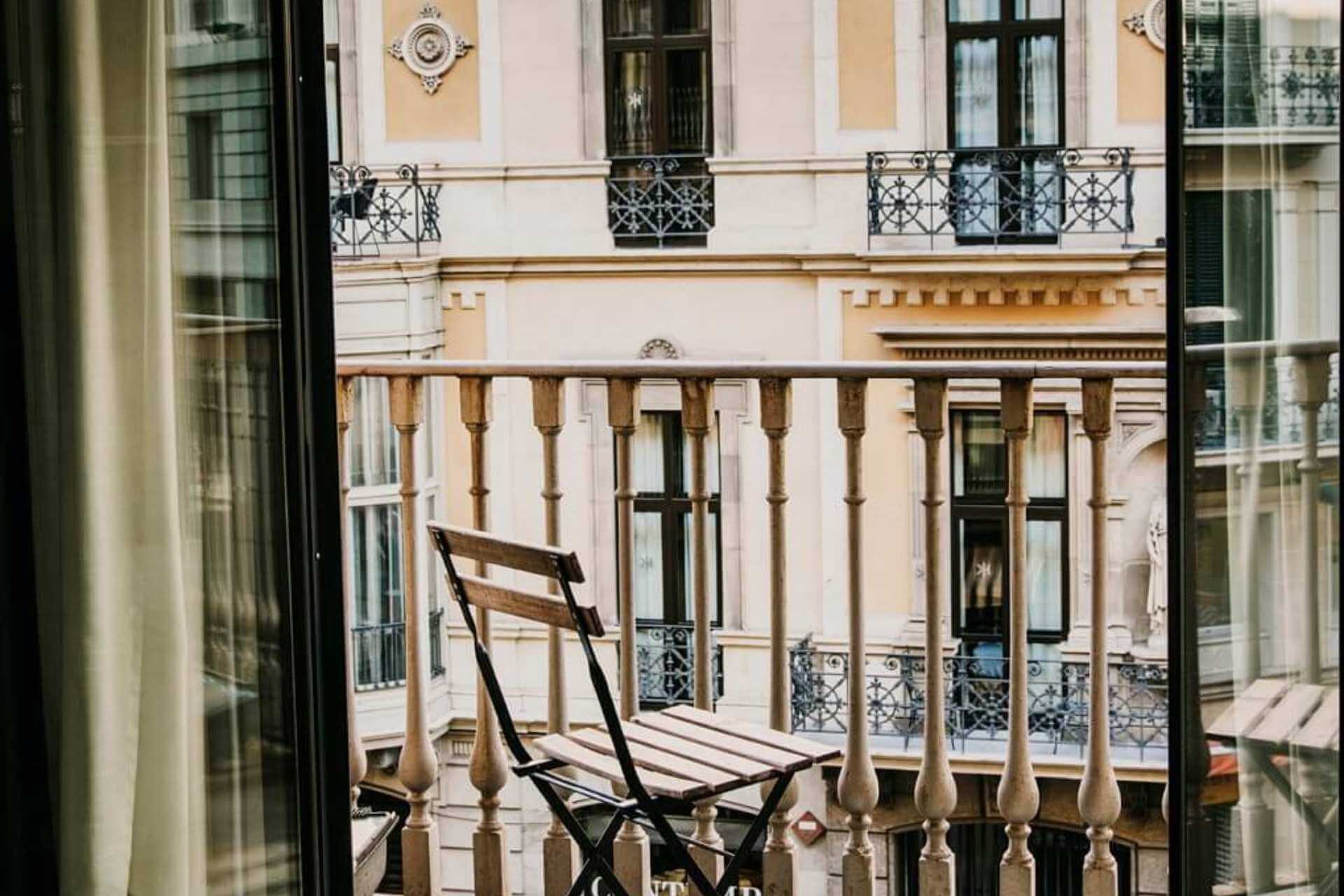 Balkong med utsikt mot byg&aring;rder i sentrum.