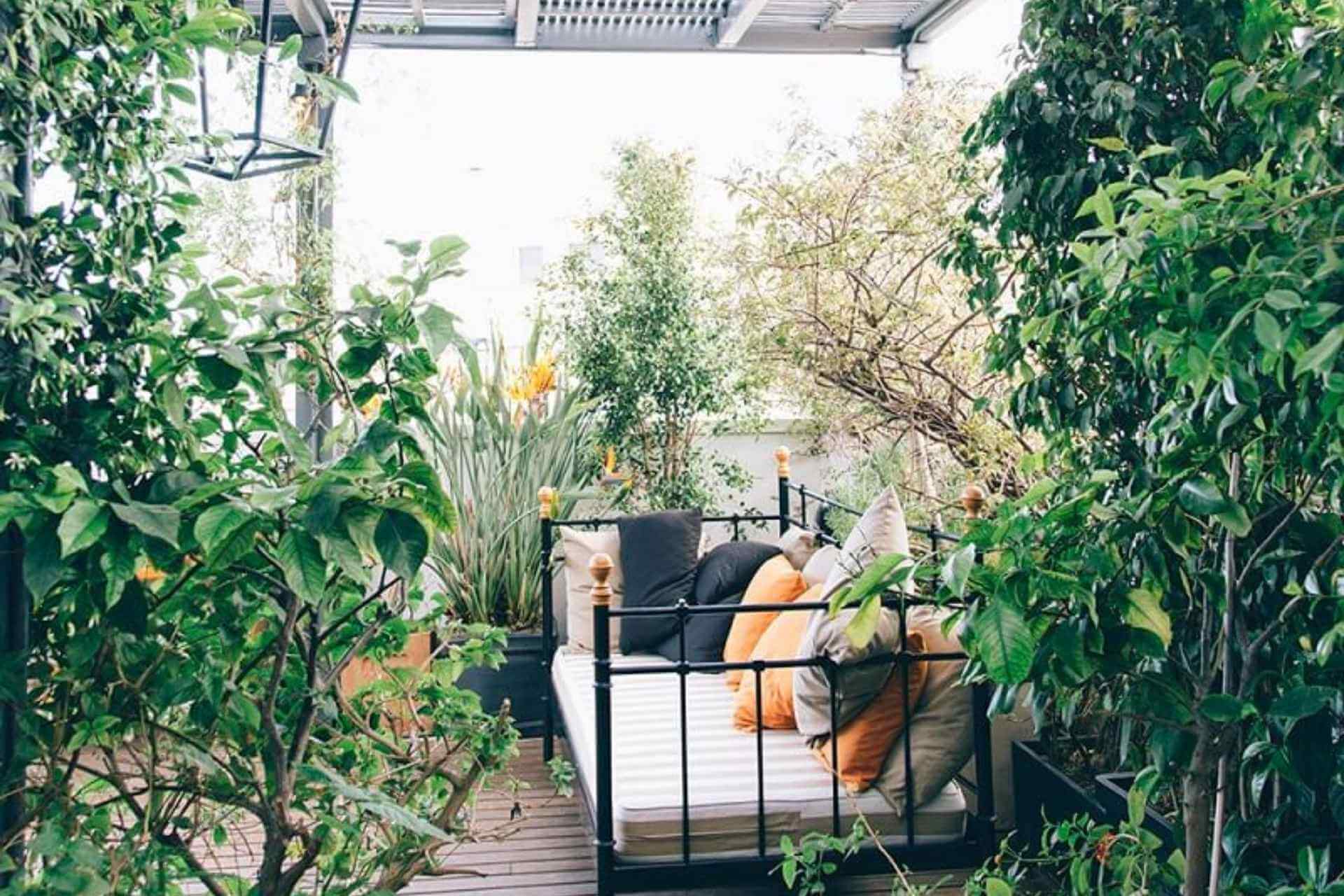 Gr&oslash;nn takterrasse, et rolig pusterom midt i byen.