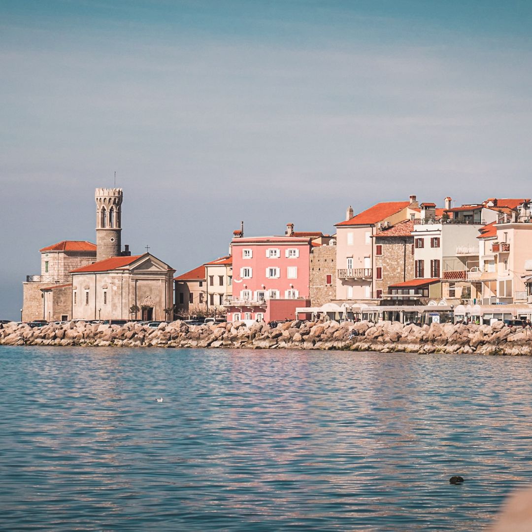 Gamle hus ved havnen i Piran Slovenia.