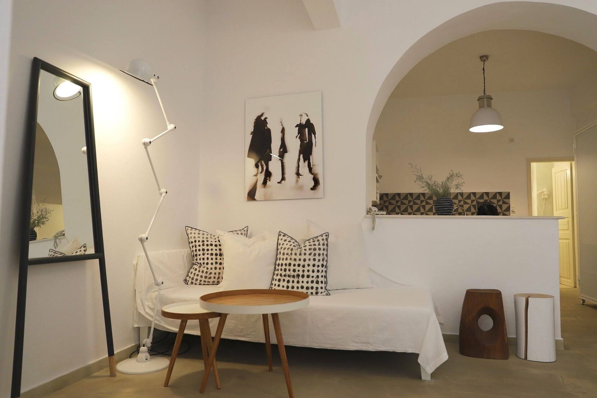 Lys og minimalistisk suite med sitteplass og buer i kykladisk stil p&aring; Santorini