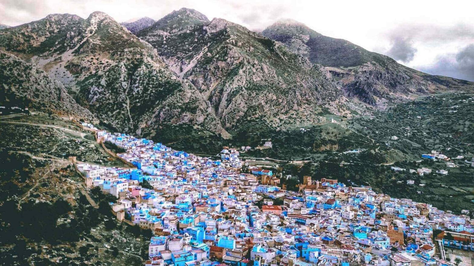 Marokko Chefchaouen utsikt over byen og Rif-fjellene.