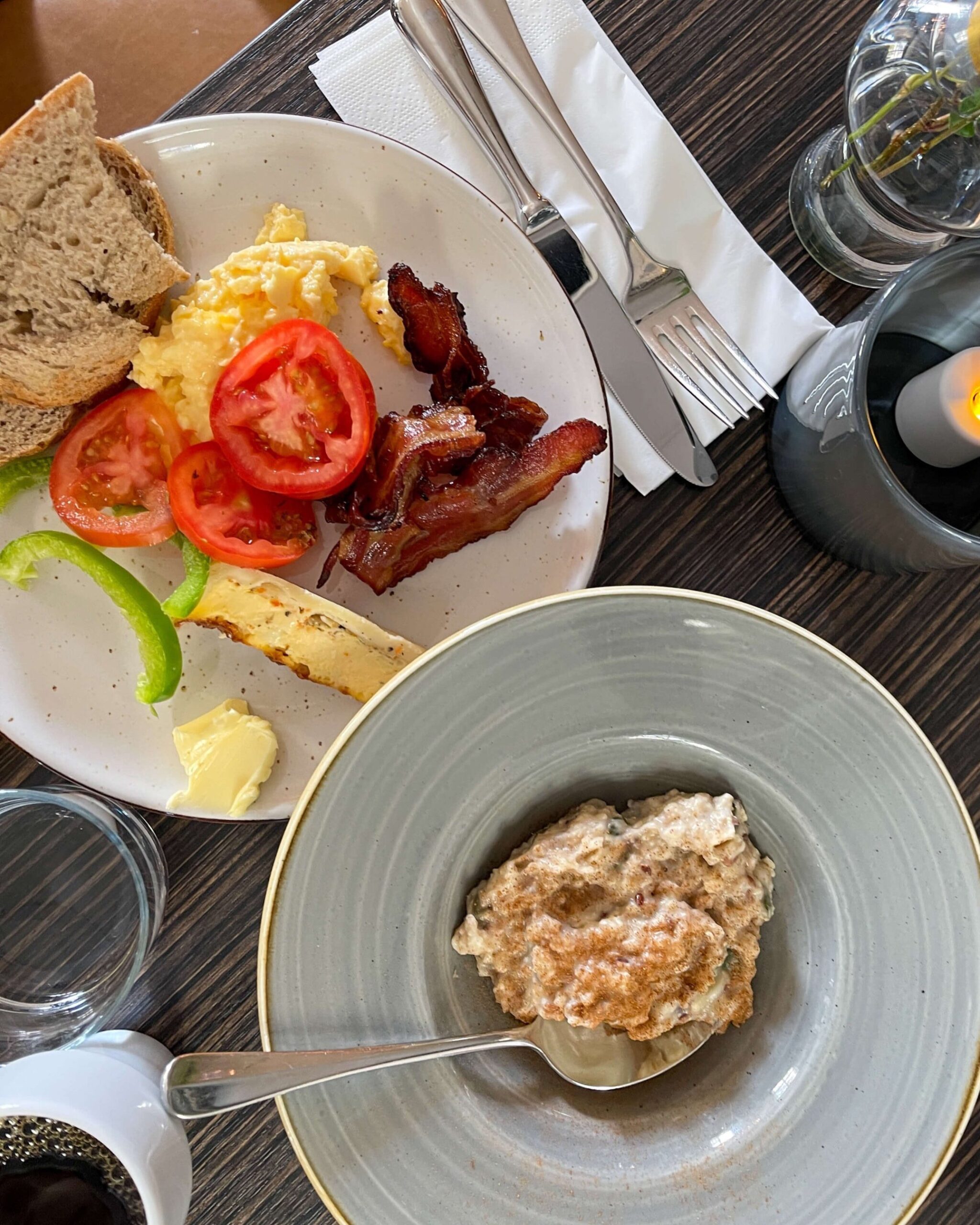 Frokost med havregrøt, egg, bacon, grønnsaker, nybakt brød og kaffe i restauranten på Varbergs Kusthotell. 