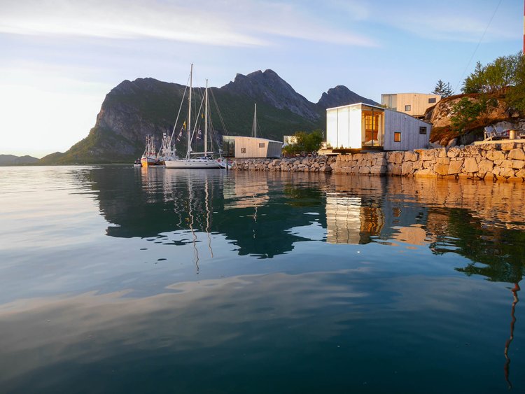 Manshausen sjøhytter og båter i midnattsol