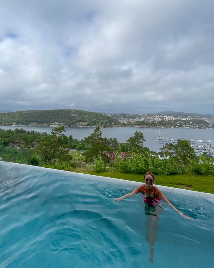 I bassenget ute på Kragerø Resort. I bakgrunnen synes Kragerøfjorden og Kragerø by. 