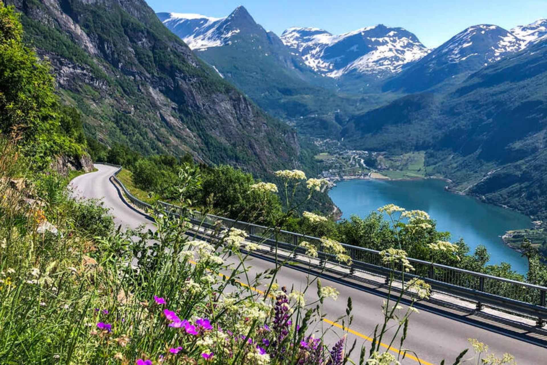 Geirangerfjorden i Geiranger med bratte fjellsider og utsikt over fjorden.