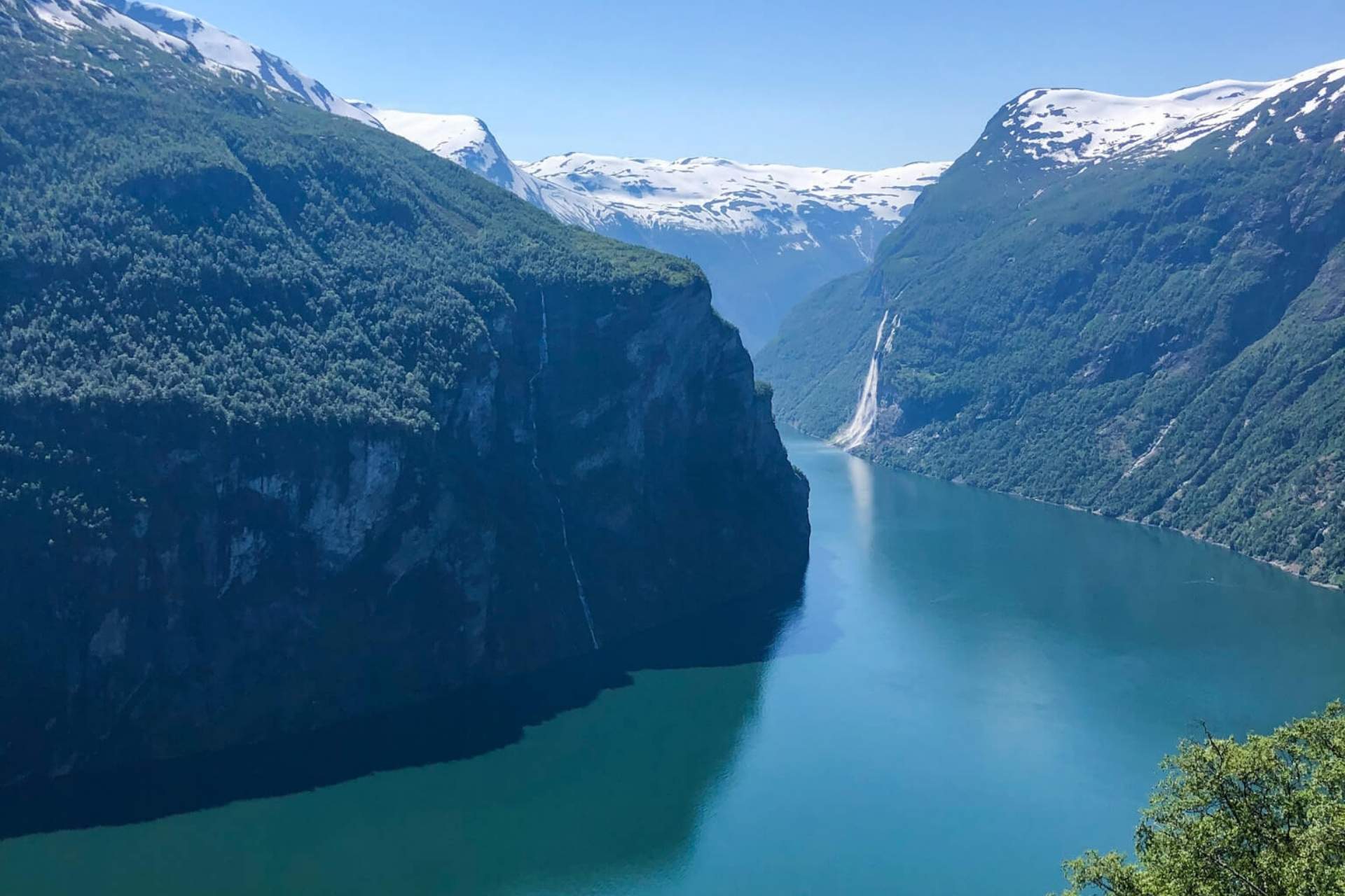 Utsikt over Geirangerfjorden med bratte fjellsider og dyp blå fjord.