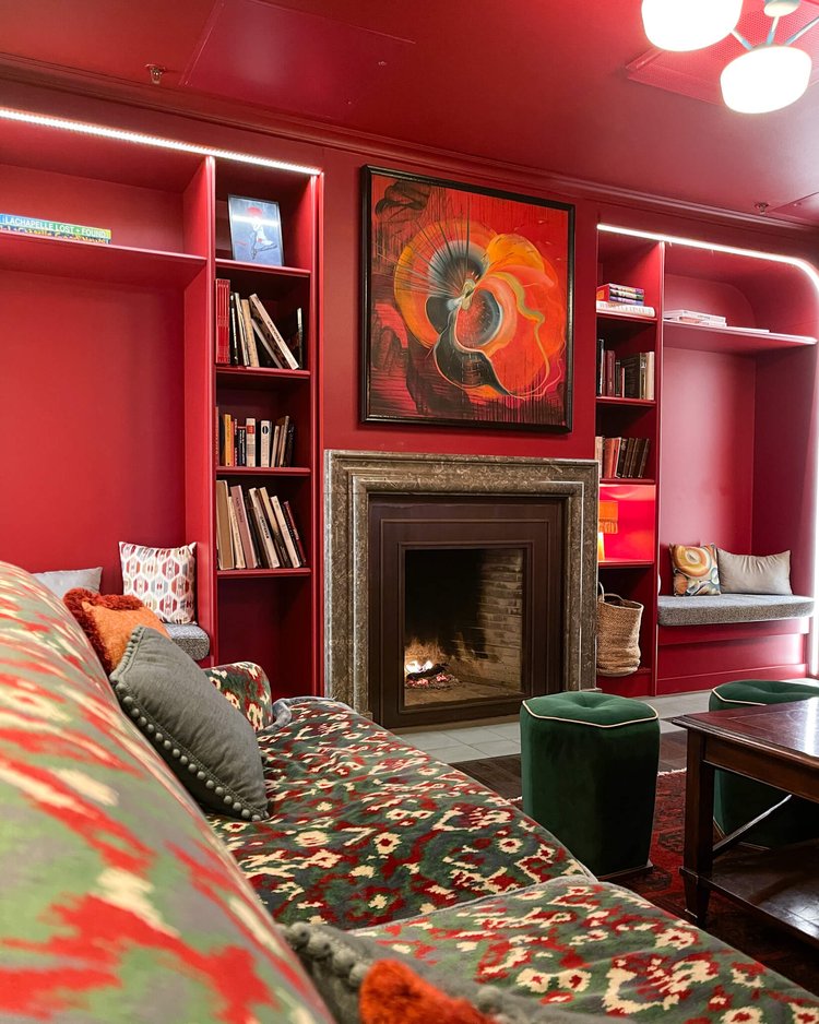 Peisestue og bibliotek med deilige sofaer på 25hours Hotel Indre By Copenhagen.