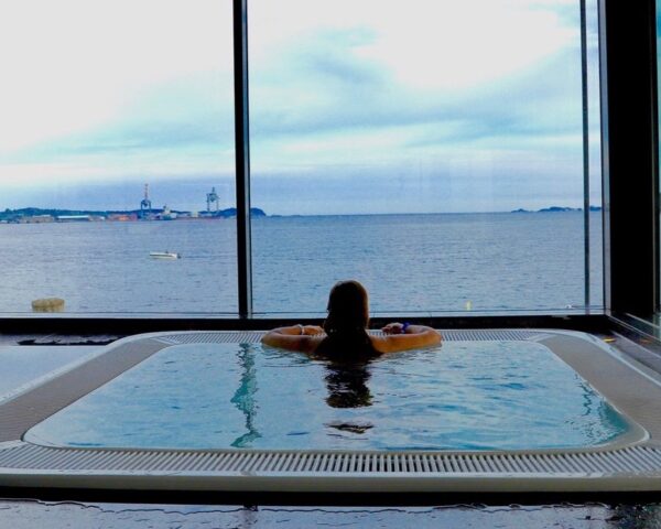 Fra jacuzzi på Farris Bad spa er det flott utsikt over havet.