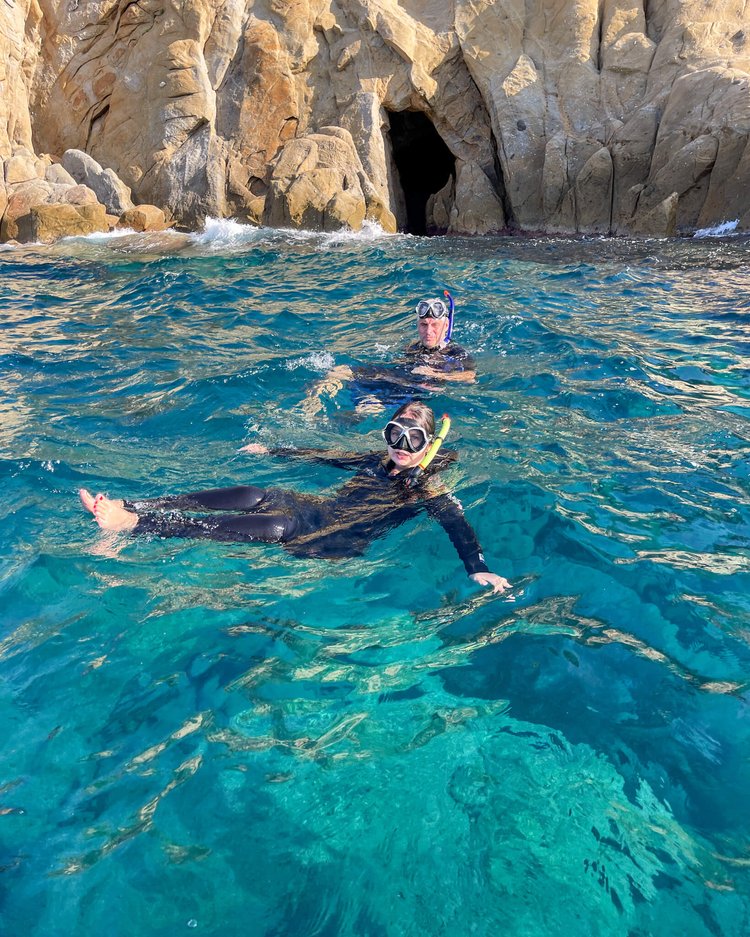 To snorklere i det krystallklare havet ved Capo Sant Andrea Elba.