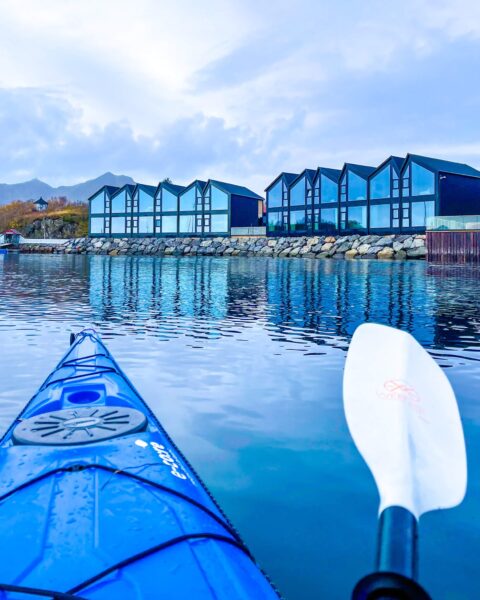 Ringstad Resort Vesterålen sett fra havet i kajakk.