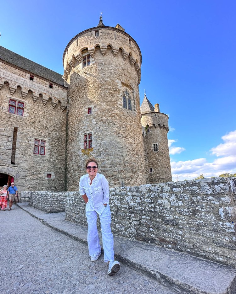 Blid og fornøyd på gammelt slott i Golfe du Morbihan. 