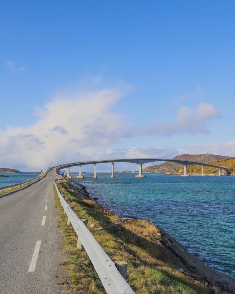 Blå himmel, blått hav og bro som går over til Sommarøy Troms.