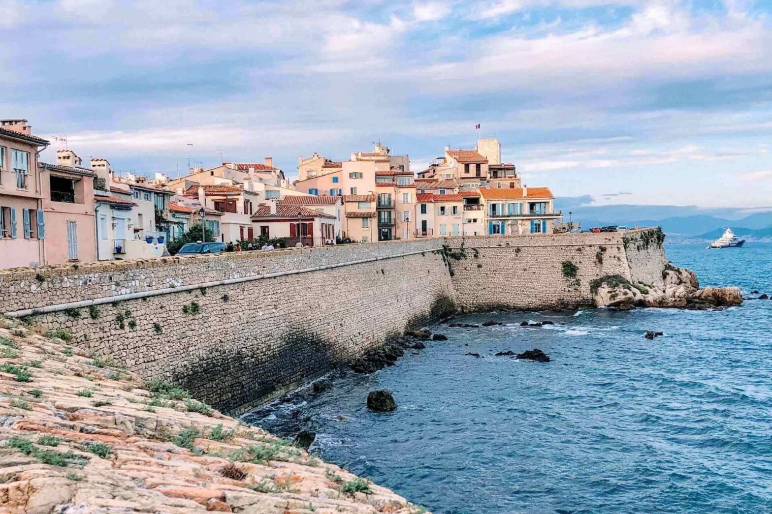 Gamlebyen i Antibes med historiske bymurer og utsikt over Middelhavet på Den franske riviera.