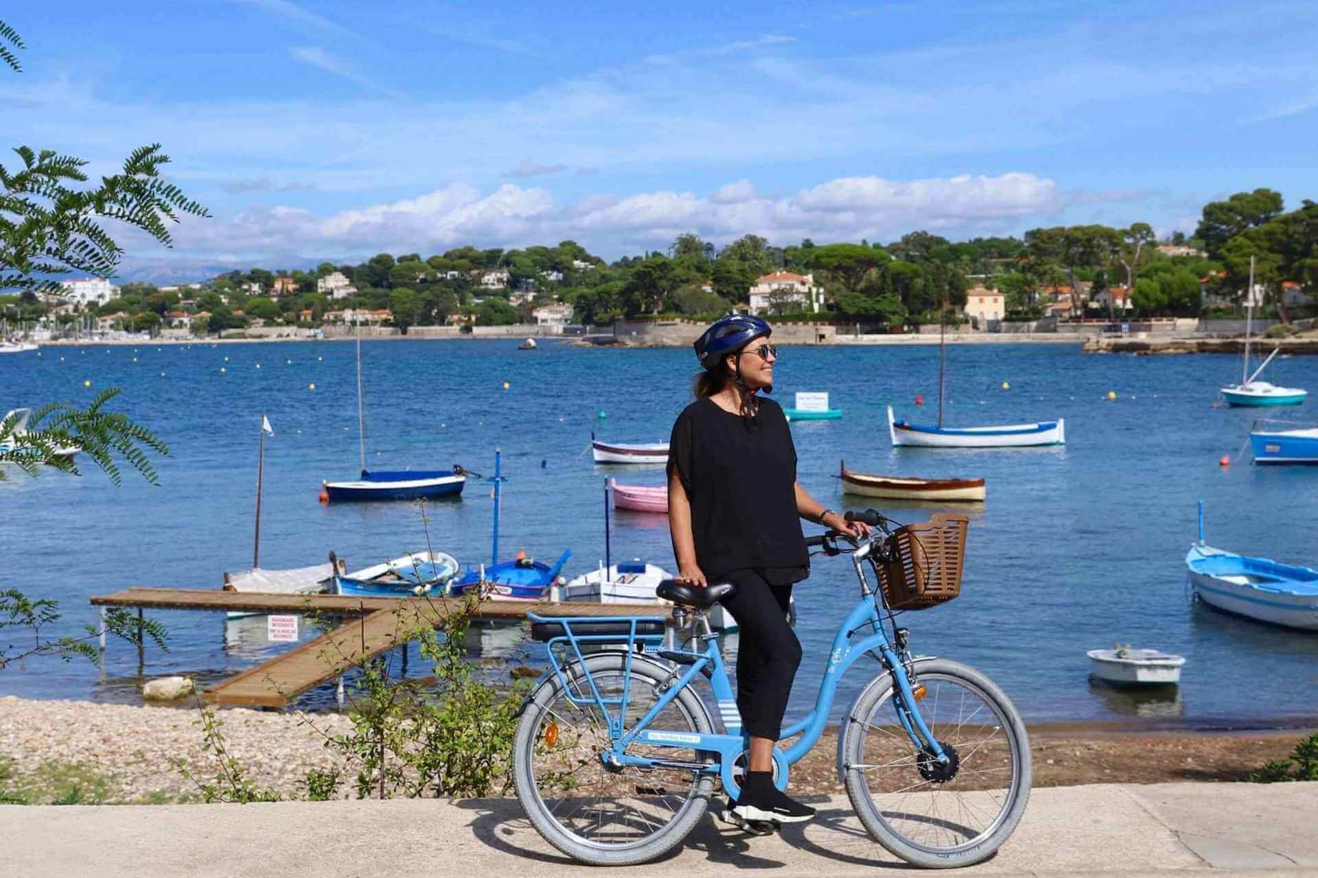 Antibes havn med sm&aring;b&aring;ter og lokalt hverdagsliv p&aring; Den franske riviera.