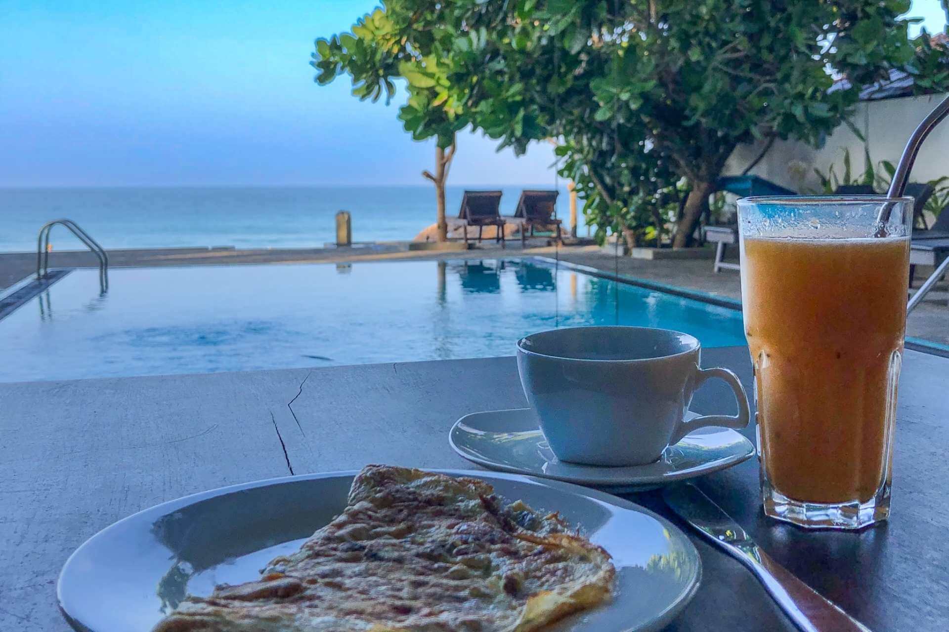 Frokost ved bassenget med havutsikt p&aring; At Ease Beach Hotel i Hikkaduwa