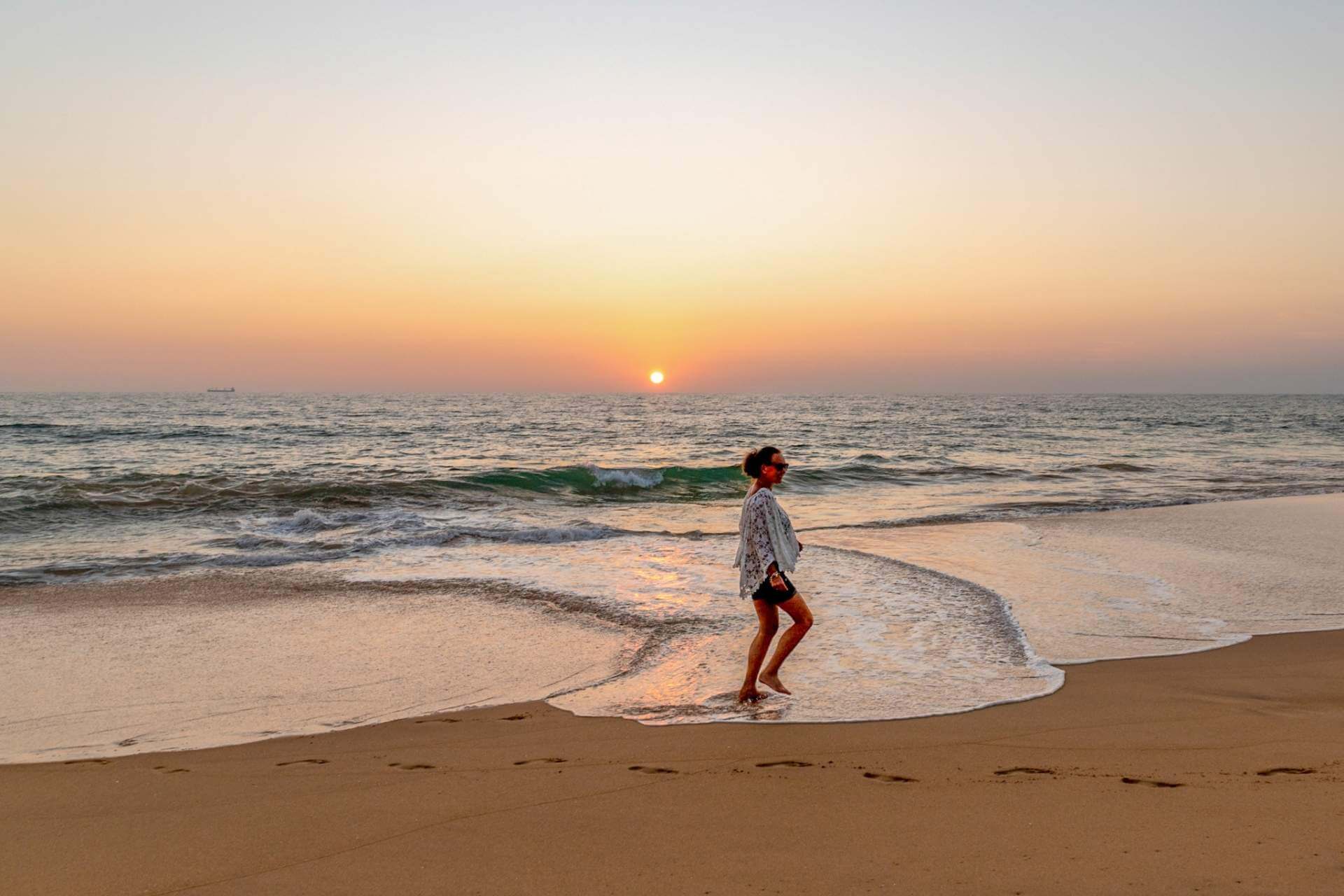 Solnedgang ved stranden utenfor At Ease Beach Hotel i Hikkaduwa p&aring; Sri Lanka