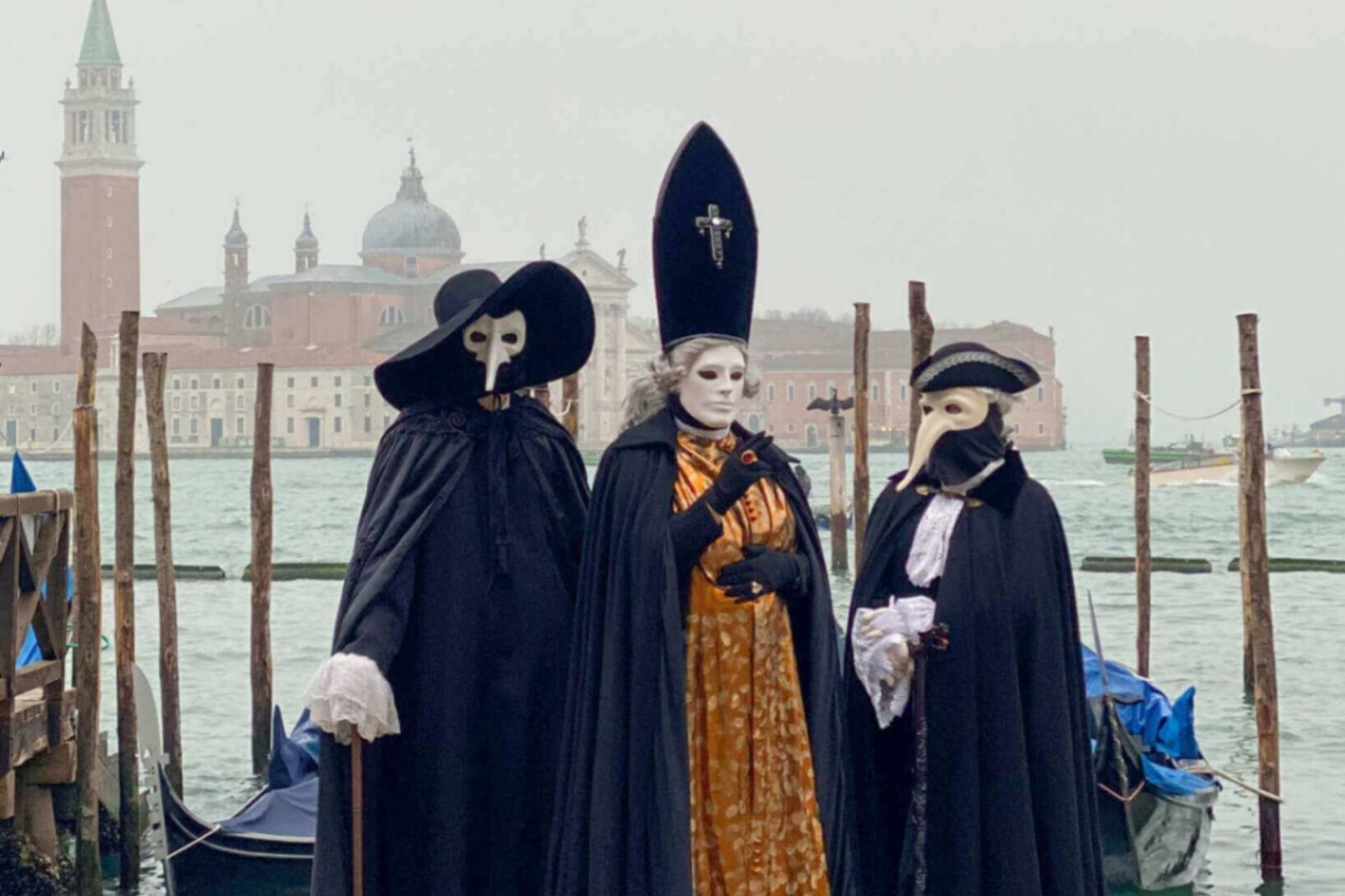 Tradisjonelle masker og kostymer under karneval i Venezia.