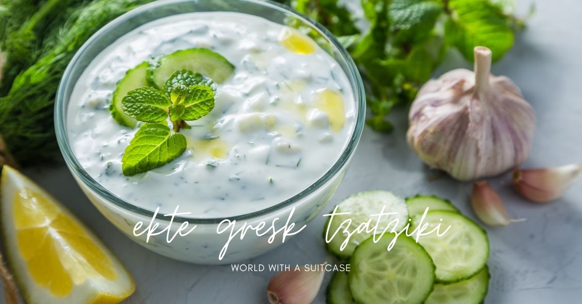 en skål med hjemmelaget ekte gresk tzatziki. Yoghurt, hvitløk og agurk, pluss litt sitron og olje