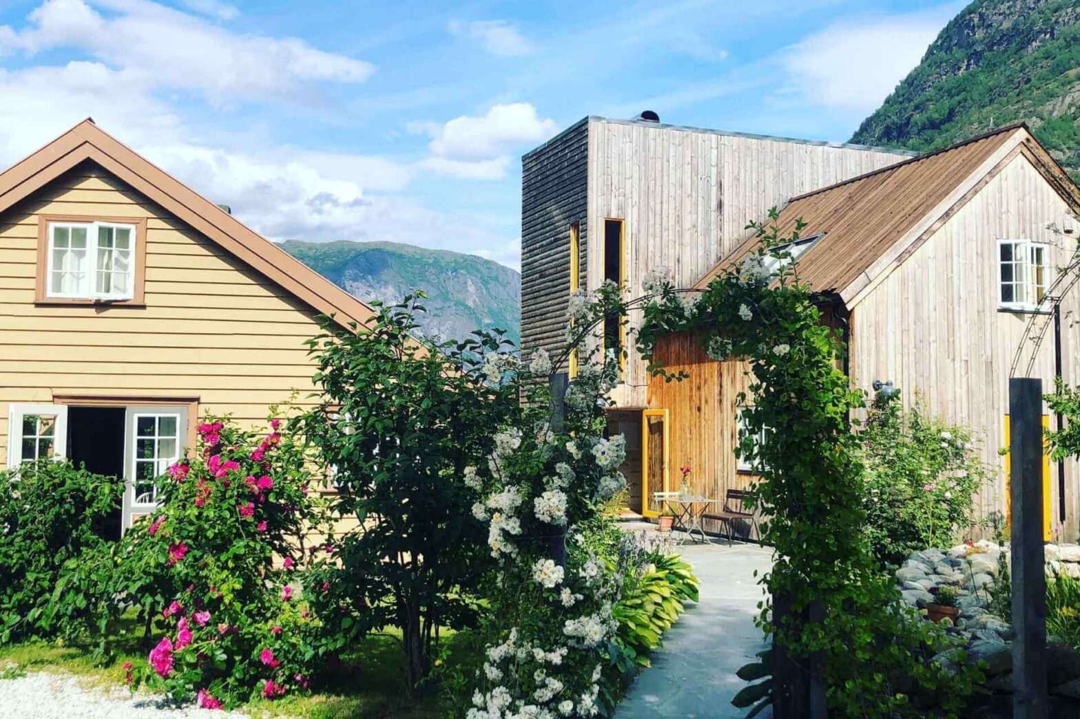 Eksteriør av boutiquehotellet 292 Aurland i spektakulært fjordlandskap