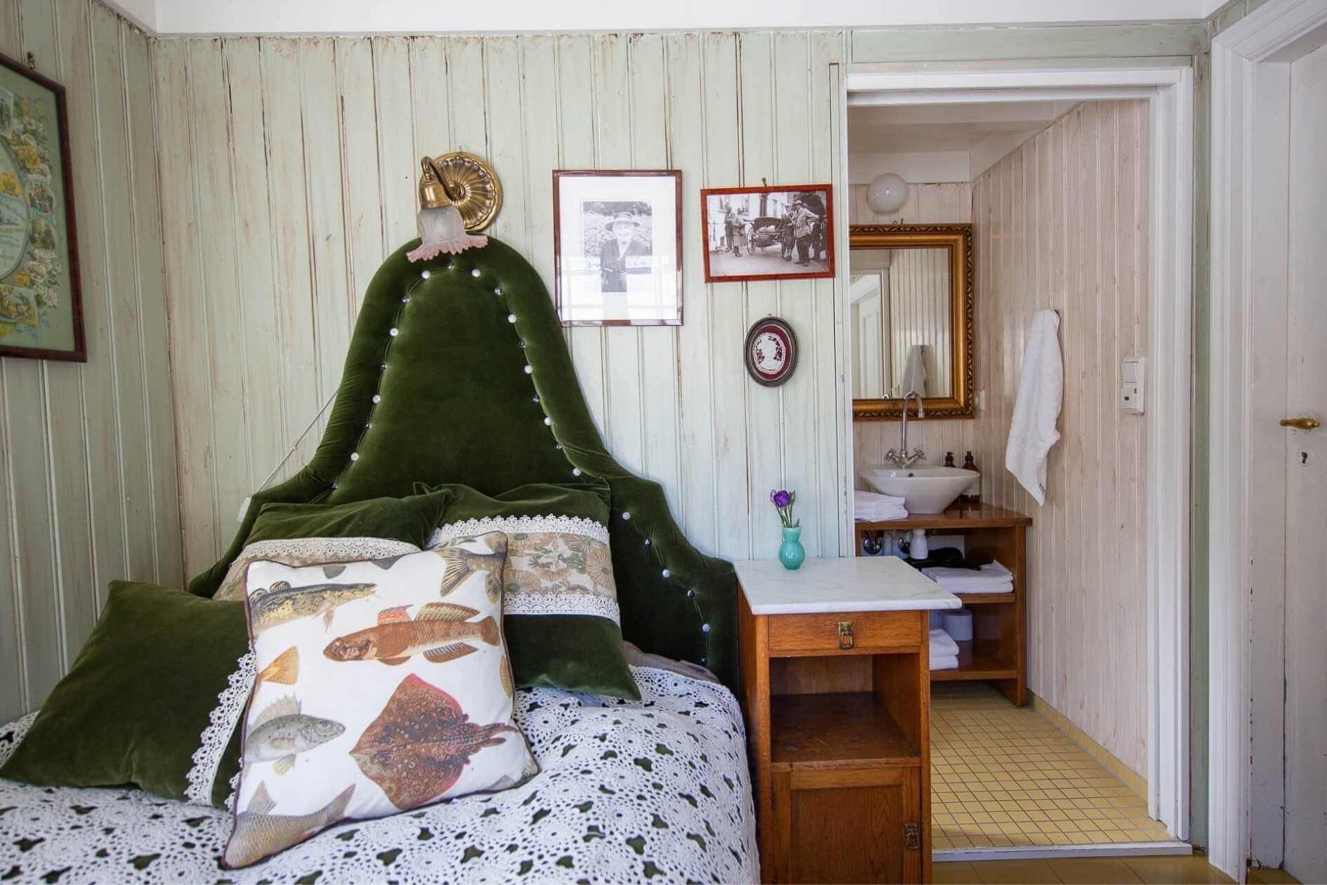 Soverom med historisk sengegavl og personlige detaljer p&aring; 292 Aurland boutiquehotell