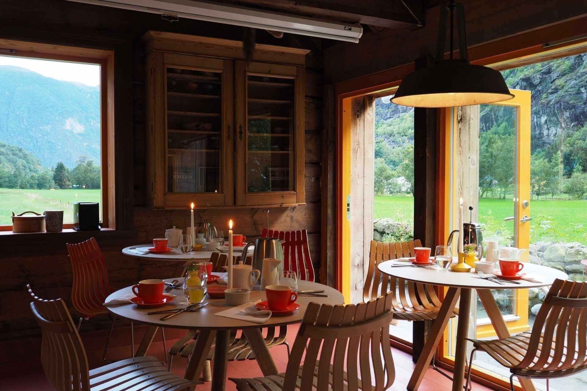 Frokostservering i spisesalen p&aring; hotellet. 