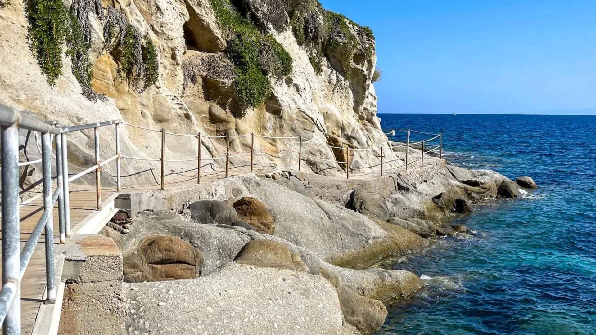 Kyststien langs havet i Capo Sant Andrea. 