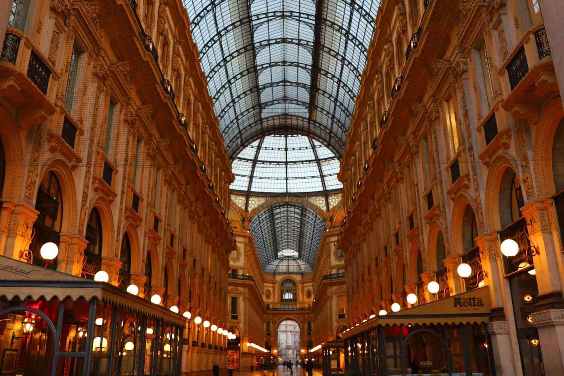 Galleria Vittorio Emanuele II med glasskuppel og butikker.