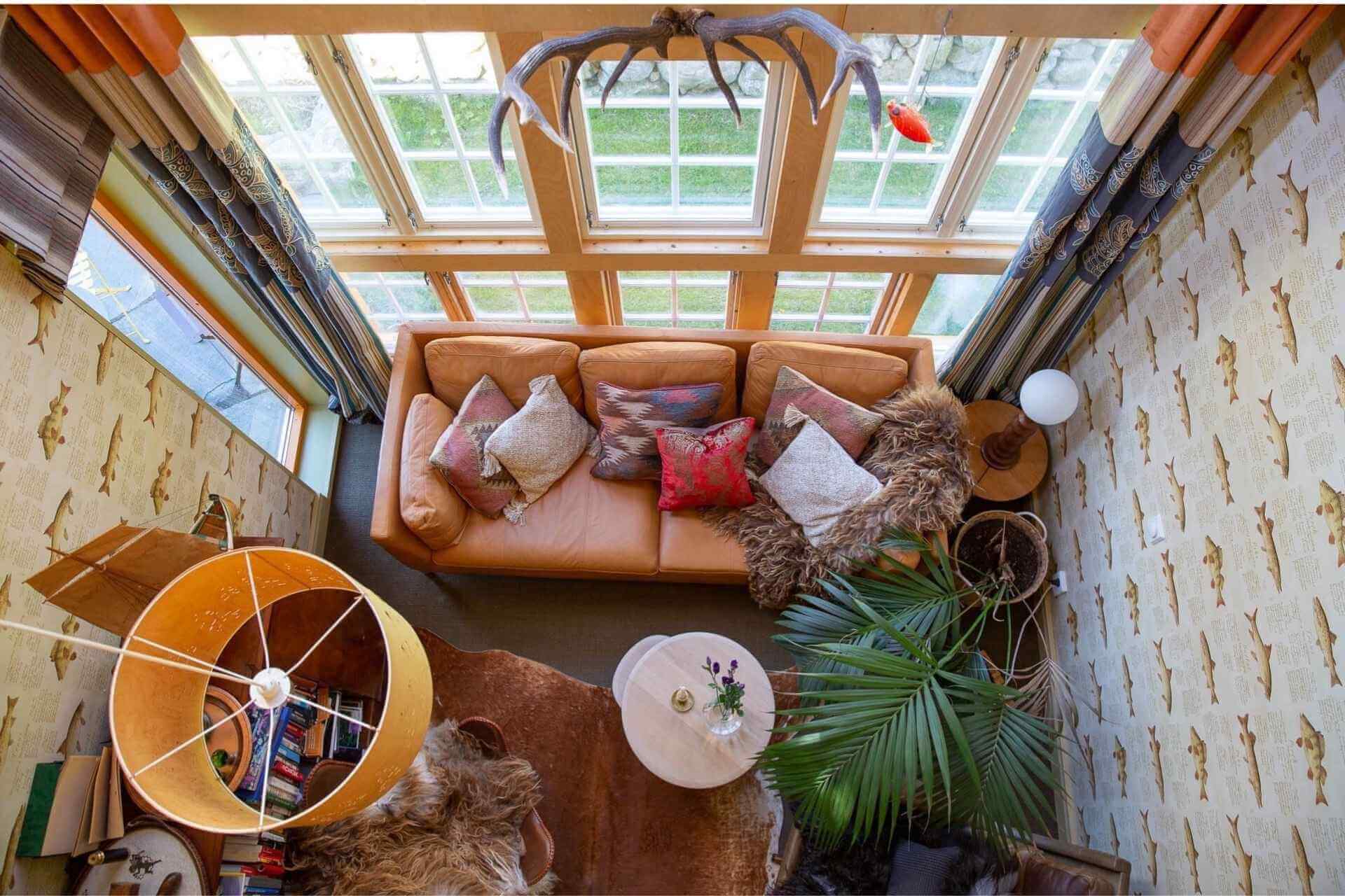 Lobby og stue sett ovenfra p&aring; 292 Aurland boutiquehotell med personlig interi&oslash;r og store vinduer