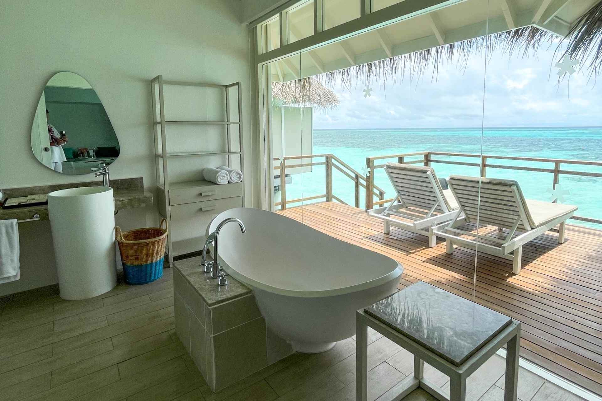 Bad i overwater-villa p&aring; LUX South Ari Atoll med direkte utsikt mot Det indiske hav 