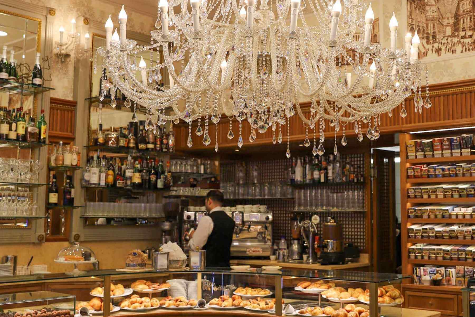 Historisk kaf&eacute; i Milano med krystalllysekrone og italienske bakverk &ndash; klassisk milanesisk kaffekultur