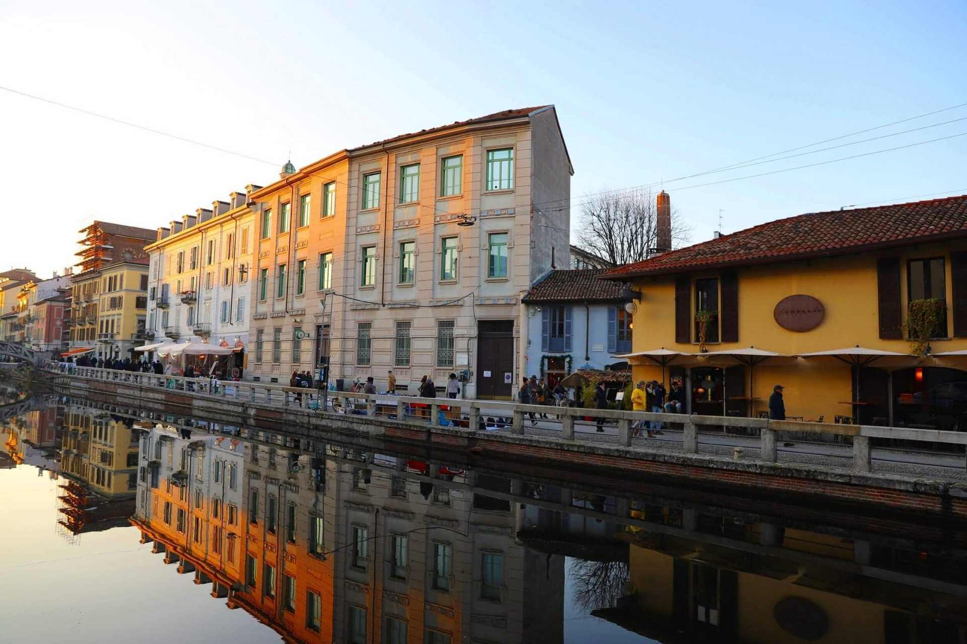 Navigli-kanalene i Milano med kafeer og kveldsliv.