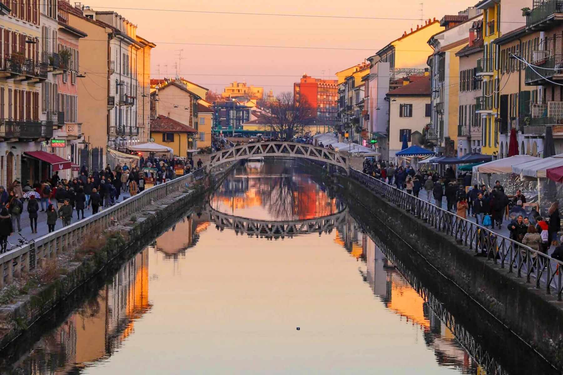 Navigli-kanalen ved solnedgang med bro og livlige restauranter langs kanalen