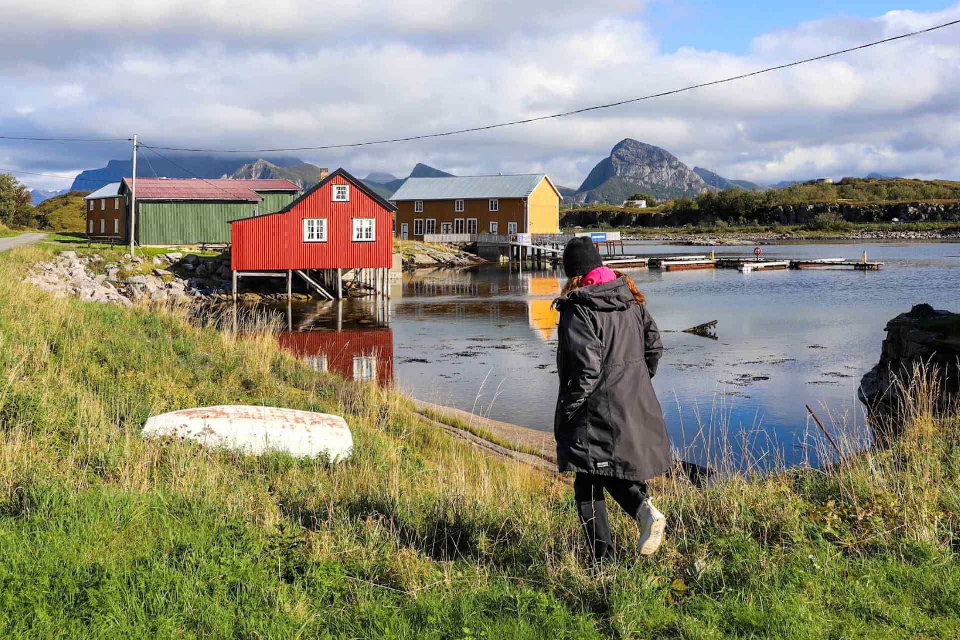 Stott historisk handelssted på Helgelandskysten med rorbuer, fjell og sjø.