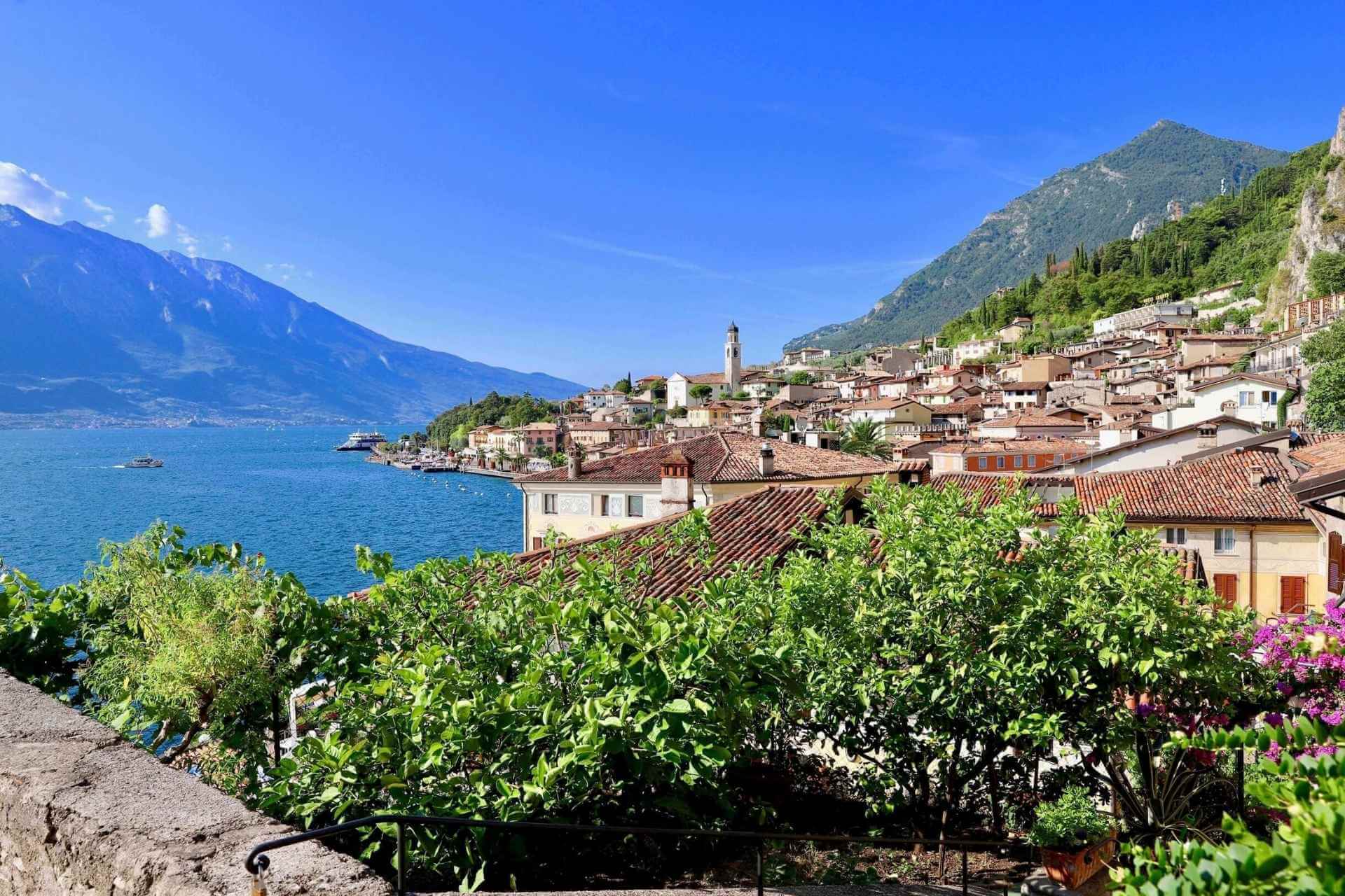 Landsbyen, Gardasjoen og fjellene. 