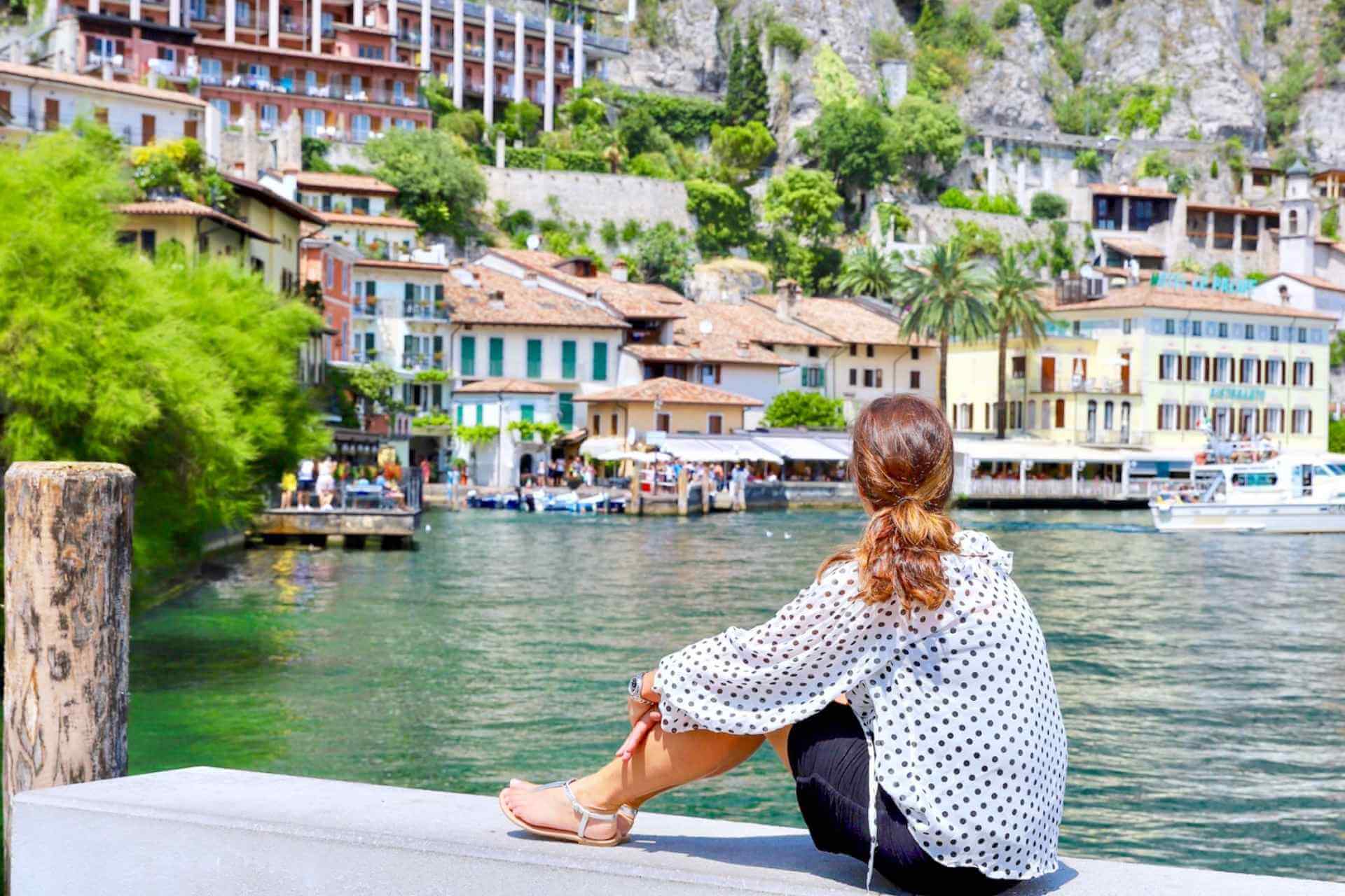 Utsikt mot Limone sul Garda fra vannkanten ved Gardasj&oslash;en