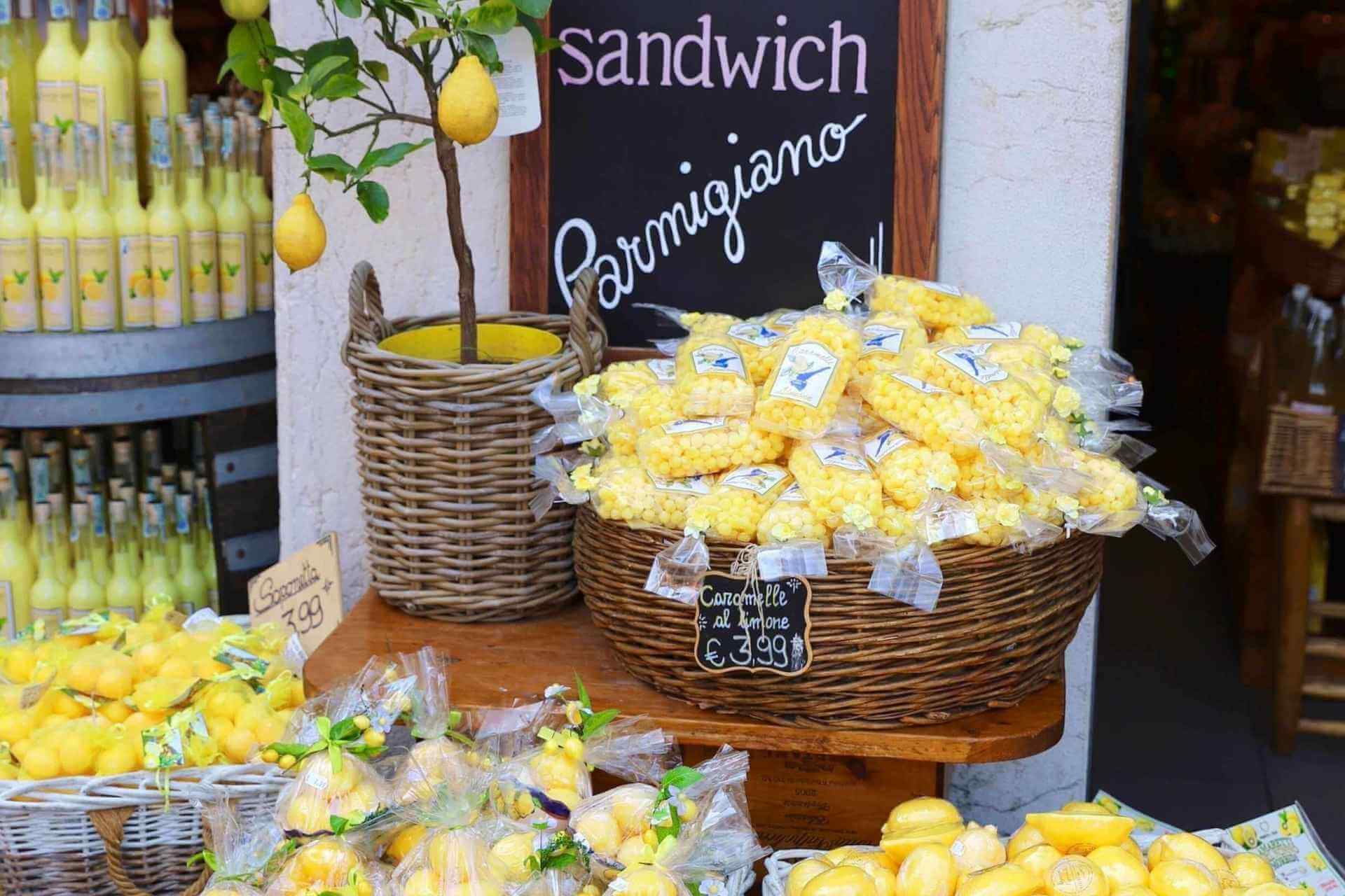 Sitronkarameller og lokale sitronprodukter i Limone sul Garda