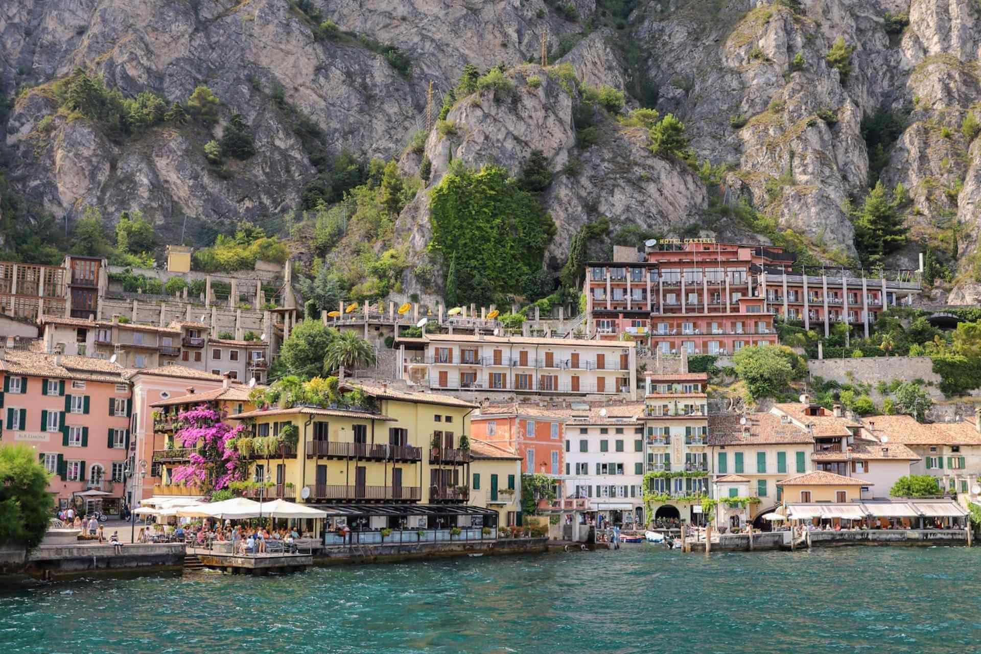 Utsikt over Limone sul Garda ved Gardasj&oslash;en med fjellene i bakgrunnen