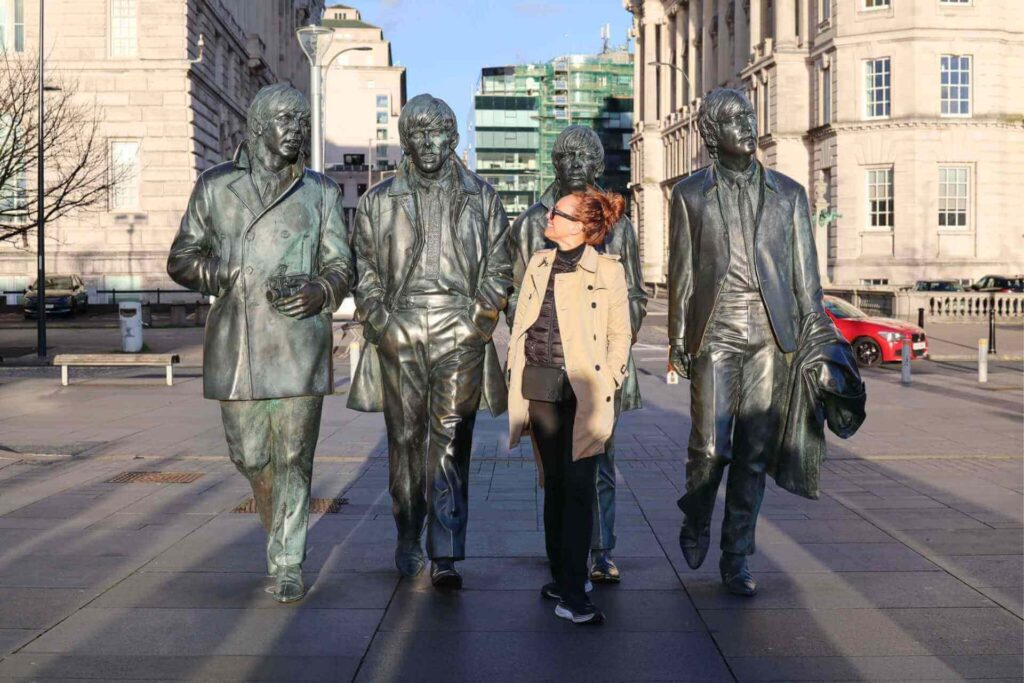 Liverpool – besøk ved Beatles-statuen på Pier Head, en av byens mest kjente severdigheter