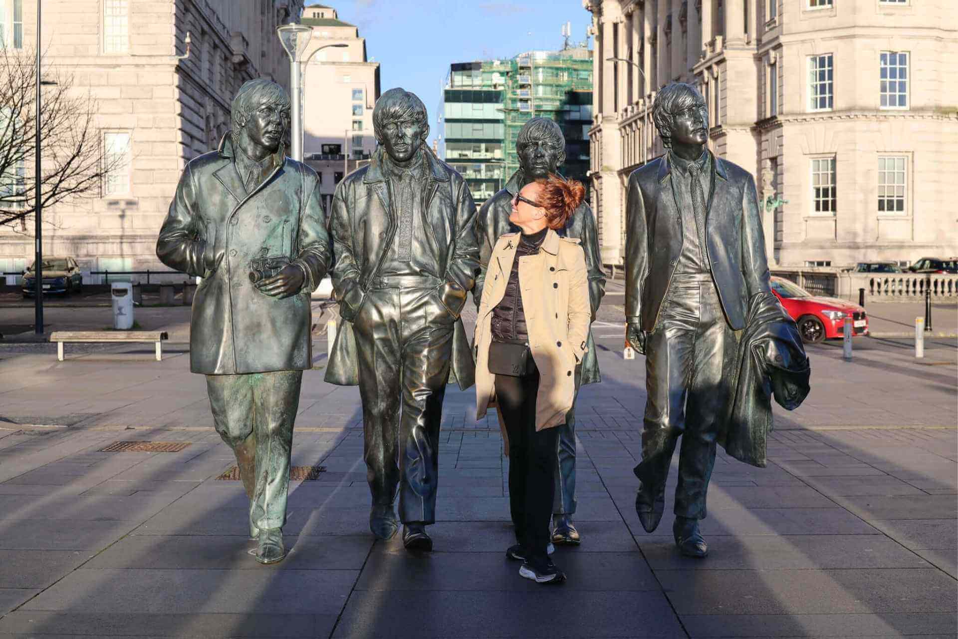 Liverpool &ndash; bes&oslash;k ved Beatles-statuen p&aring; Pier Head, en av byens mest kjente severdigheter