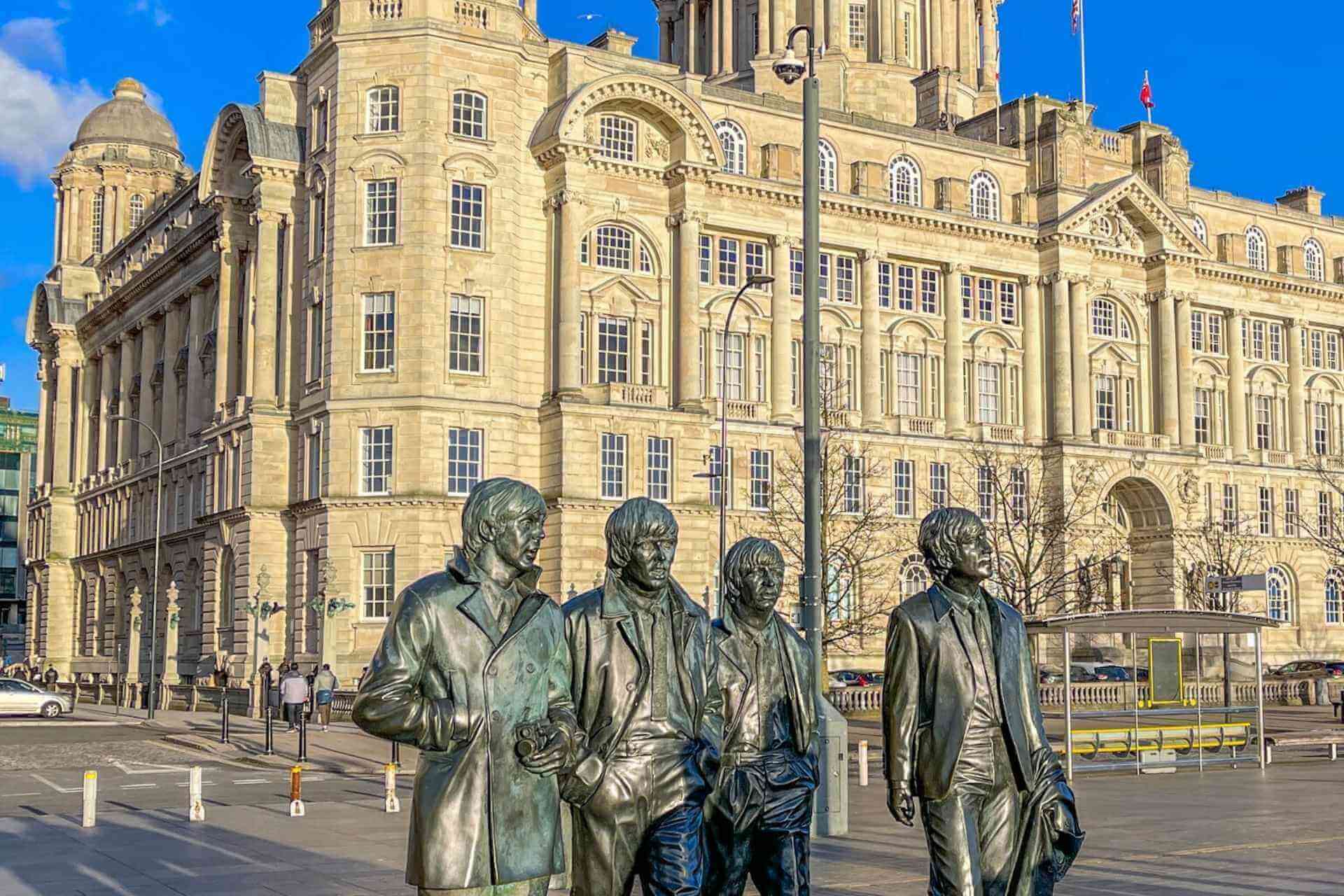 Beatles-statuen p&aring; Pier Head i Liverpool med Royal Liver Building i bakgrunnen