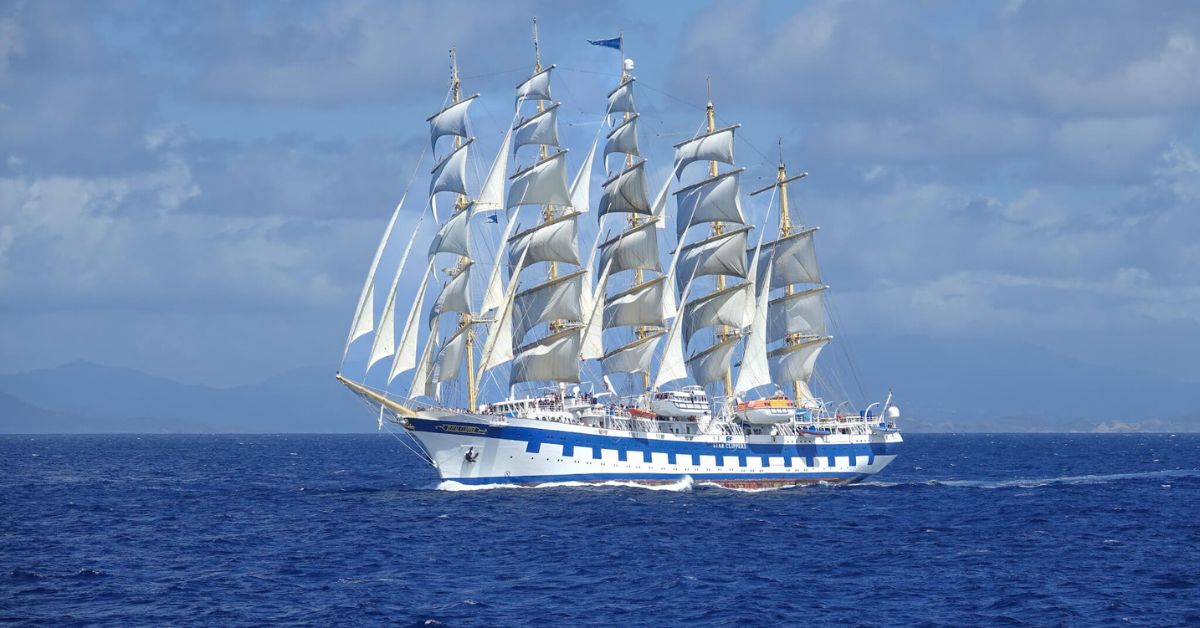 Seilskipet Royal Clipper med fulle seil på blått hav med blå himmel. 