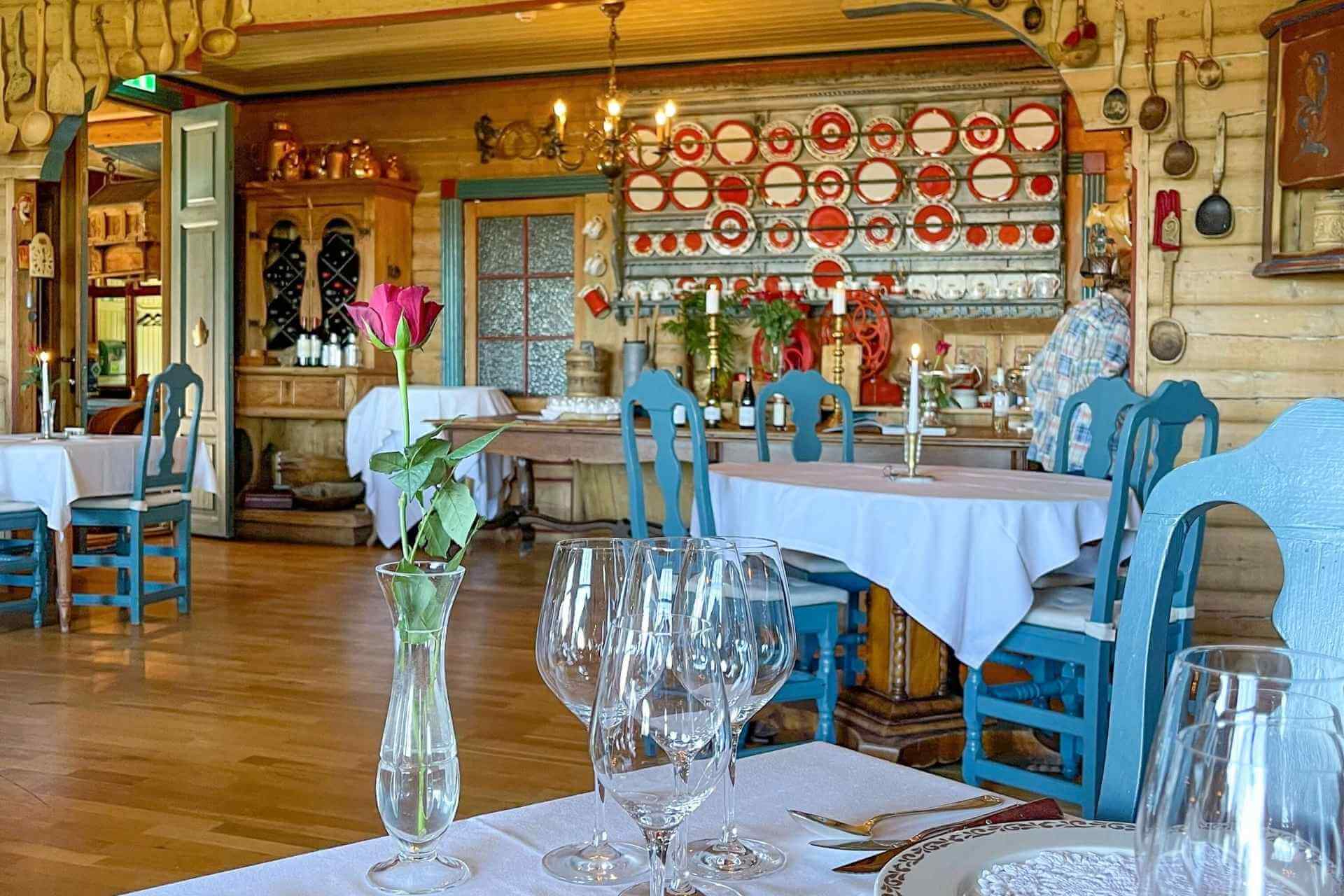 Spisesalen p&aring; Tuddal H&oslash;yfjellshotell med historisk interi&oslash;r og dekkede bord.