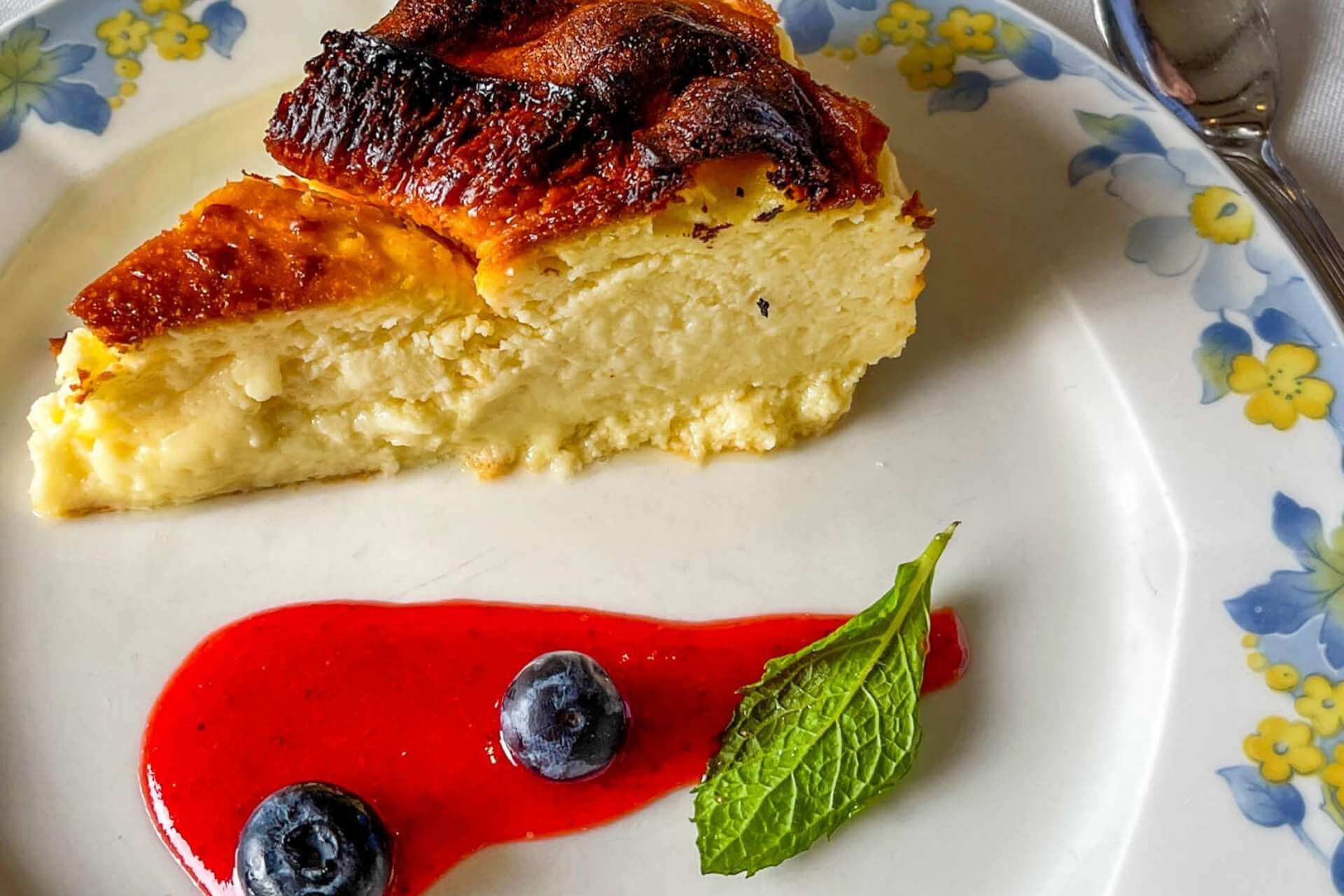 Kremet ostekake fra Cantabria, servert med b&aelig;r og saus