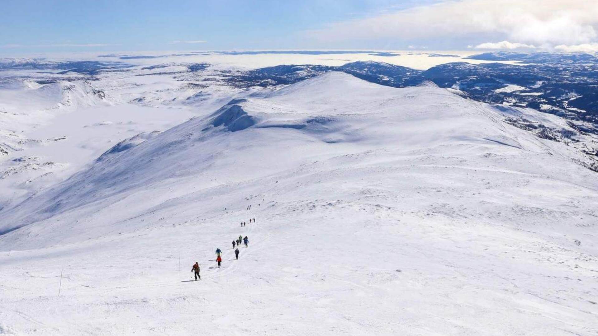 Spreke turgåere med ski på beina på vei til Gaustatoppen. 