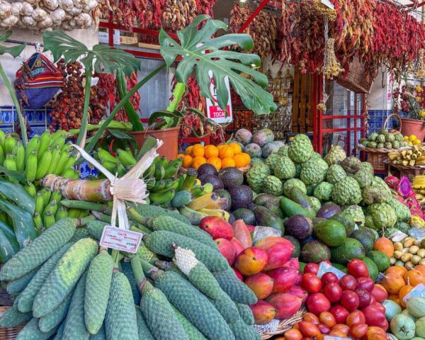 Fargerik, fersk, eksotisk frukt på marked i Funchal, Madeira.